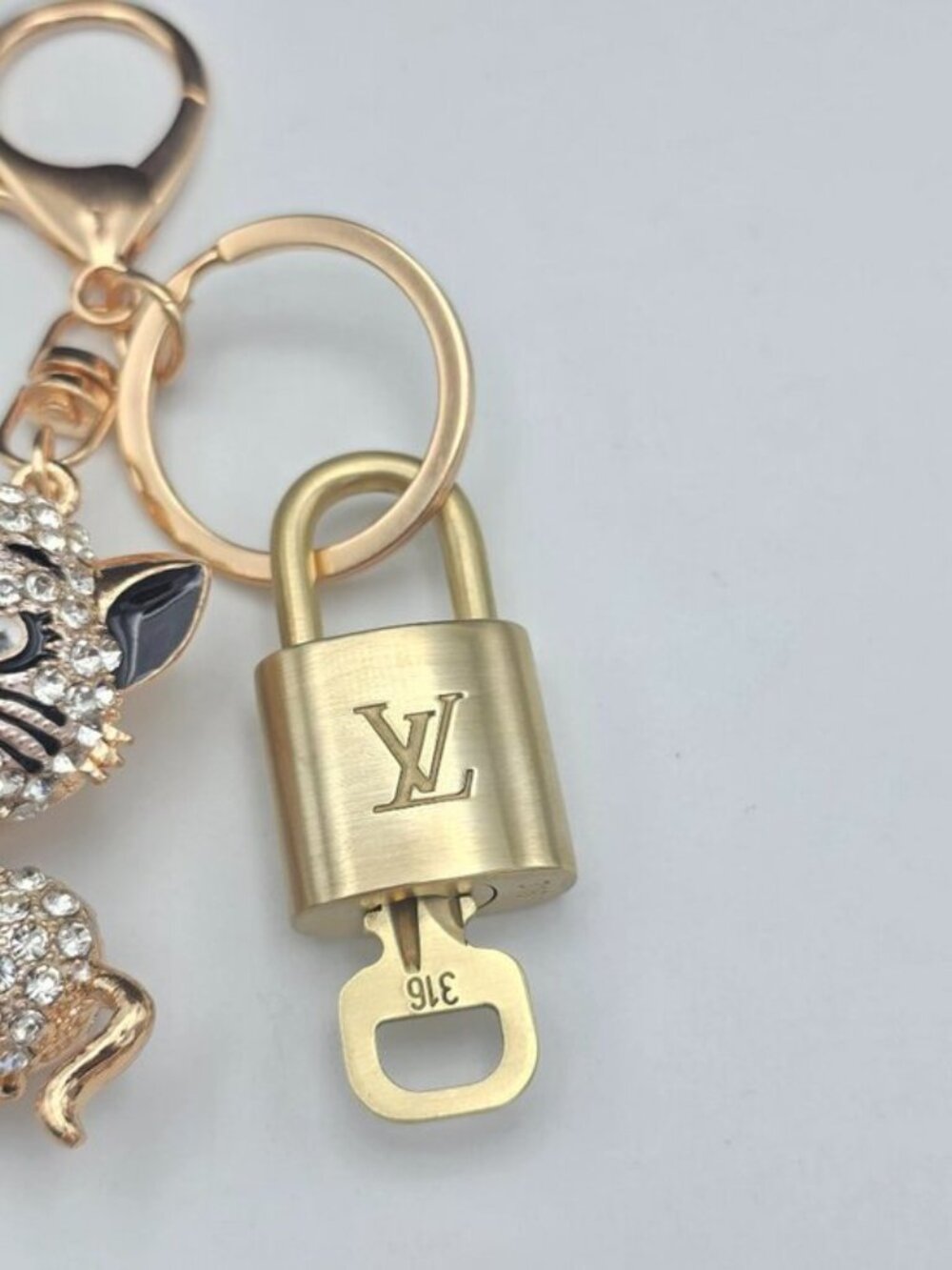 Louis Vuitton Authentic Gold Padlock 🔑 Key + Stylish Unbranded Cat Bag Charm - Picture 9 of 9